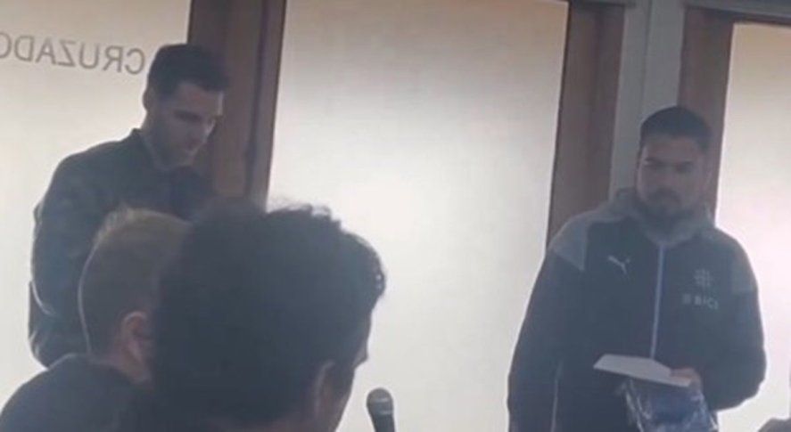 Mauro Boselli, presente en la conferencia de prensa de Fernando Zuqui, ex compañero en Estudiantes, en Chile