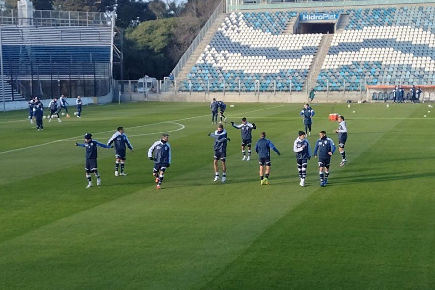 El plantel se movió en el estadio de 60 y 118 a las órdenes de Méndez.