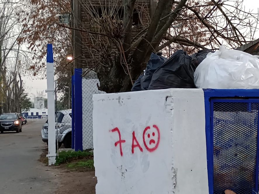 Hinchas de Estudiantes vandalizaron el predio de Gimnasia.