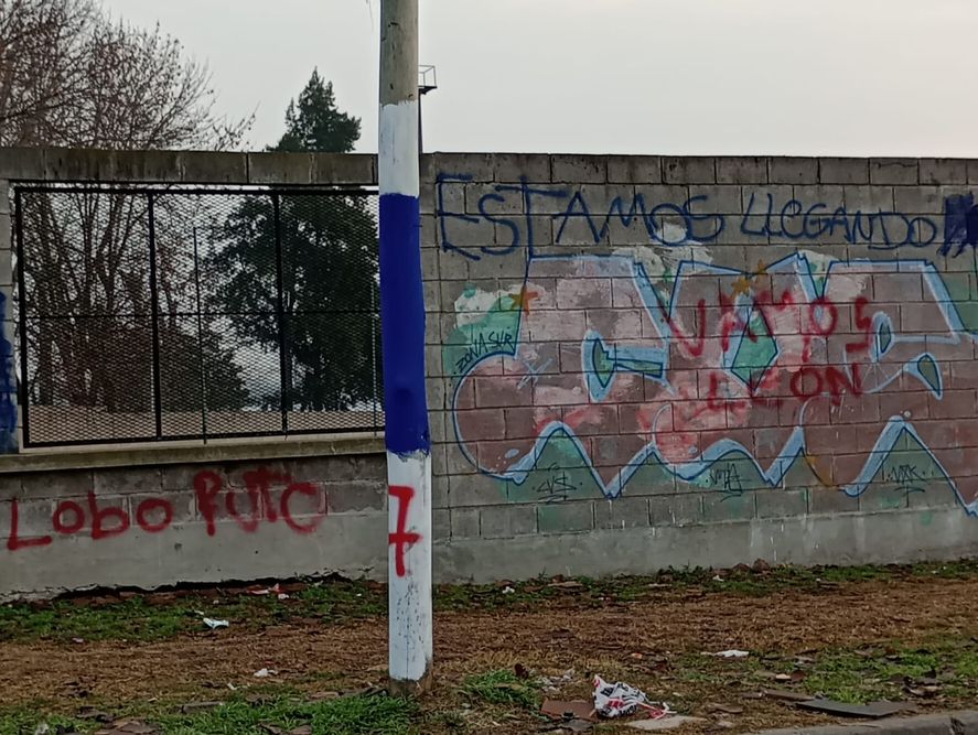 La violencia entre Gimnasia y Estudiantes en Berisso continúa escalando.