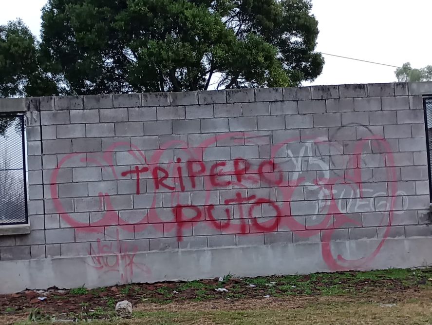 Luego de las pintadas en el predio de UTN el Bosquecito amaneció de la misma manera.