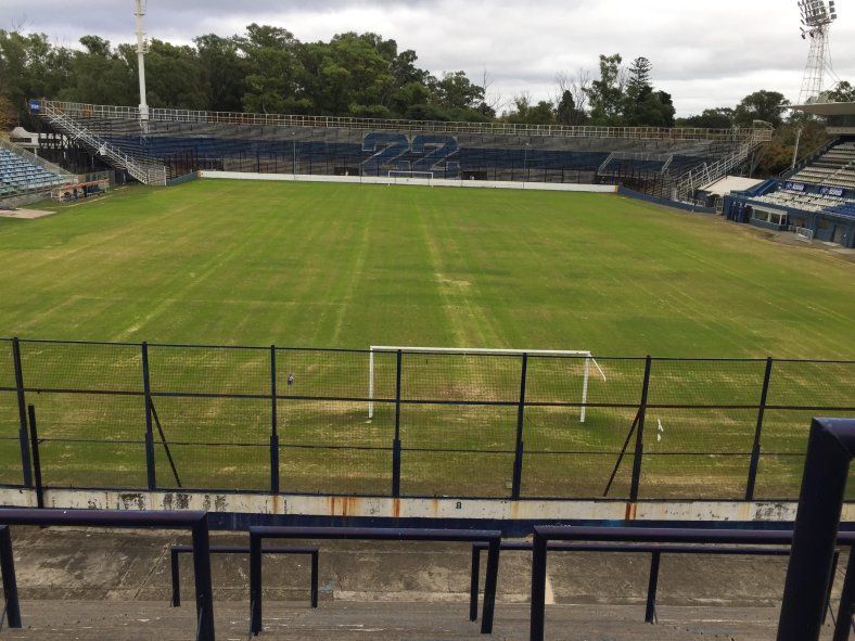 Mal estado del campo de juego del estadio Juan Carmelo Zerillo de Gimnasia Mal estado del campo de juego del estadio Juan Carmelo Zerillo de Gimnasia