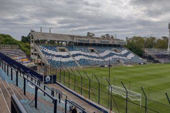 Trabajan el campo de juego del Bosque en la previa de Gimnasia y Estudiantes