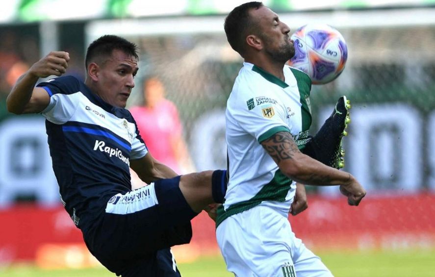 Brahian Alemán en acción en Banfield frente a Gimnasia.