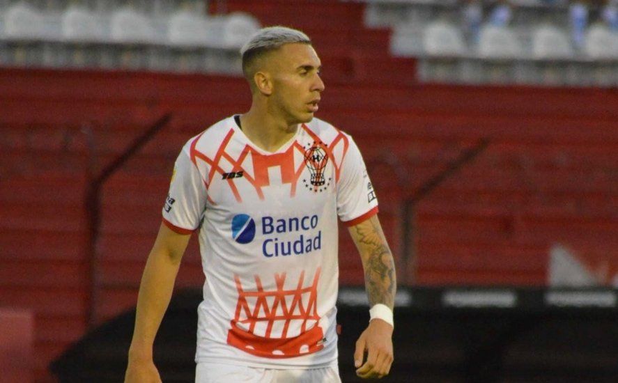 Norberto Briasco, ayer la camiseta de Huracán, hoy con la de Gimnasia para visitar el Tomás Adolfo Ducó