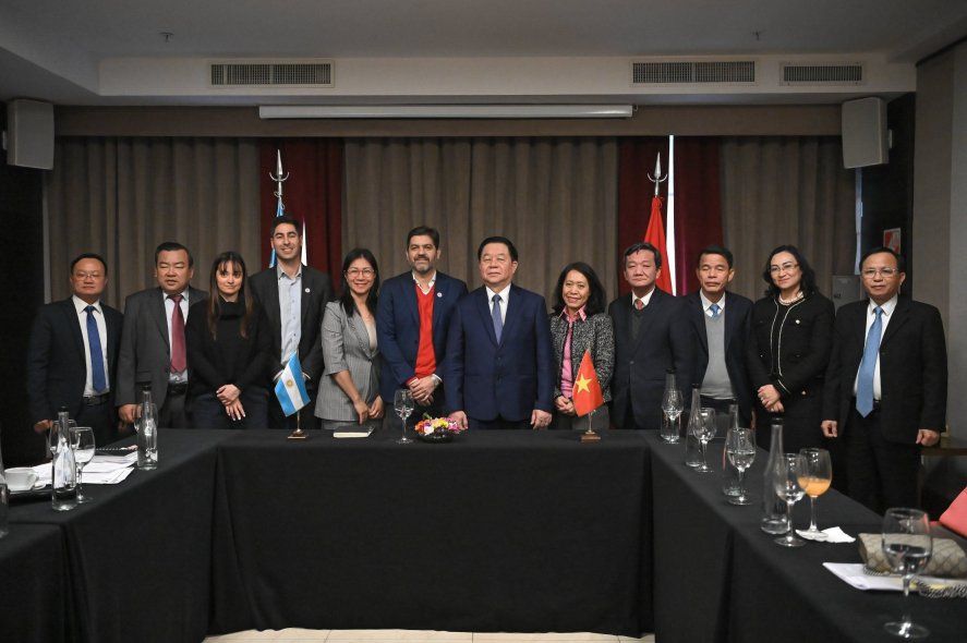 En medio de una agenda internacional intensa, Carlos Bianco se reunió con una comitiva de Vietnam. En medio de una agenda internacional intensa, Carlos Bianco se reunió con una comitiva de Vietnam.