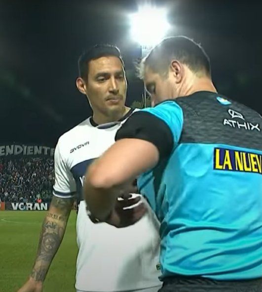 Los audios del VAR en la expulsión de Yonathan Cabral en el partido de Gimnasia - Independiente Rivadavia de Mendoza Los audios del VAR en la expulsión de Yonathan Cabral en el partido de Gimnasia - Independiente Rivadavia de Mendoza