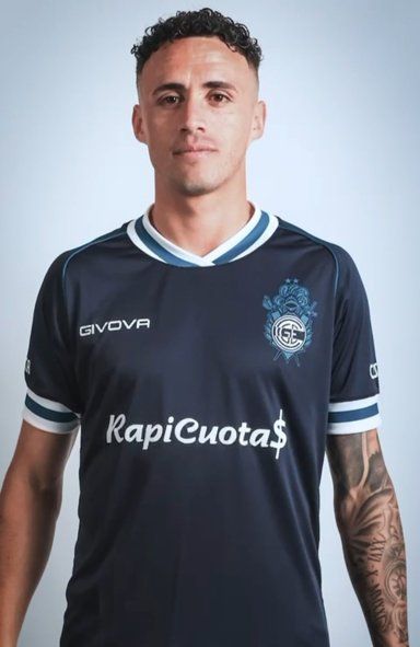 Gimnasia presentó su nueva camiseta, con Juan Pintado como protagonista Gimnasia presentó su nueva camiseta, con Juan Pintado como protagonista