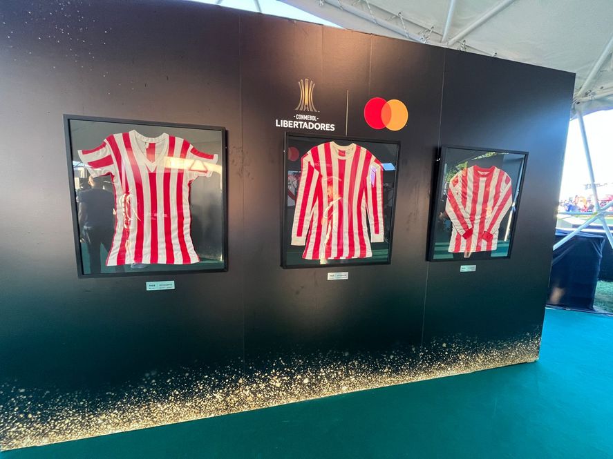 Camisetas de Estudiantes campeón de Libertadores. Camisetas de Estudiantes campeón de Libertadores.