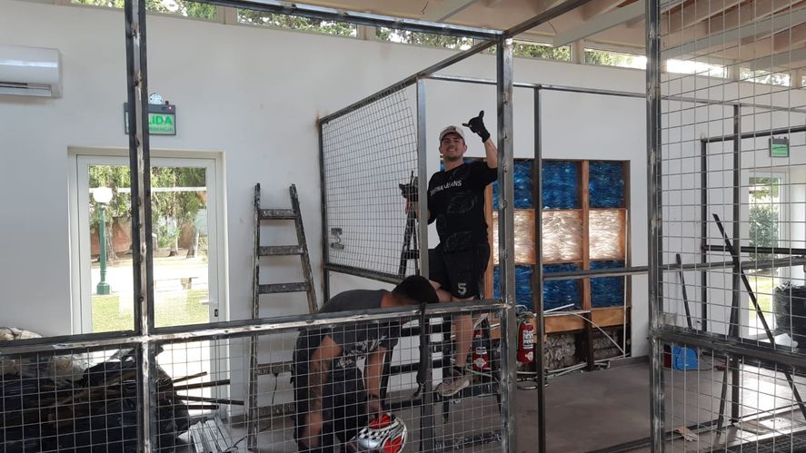 Así construyen los caniles para los perros de Javier Milei Así construyen los caniles para los perros de Javier Milei