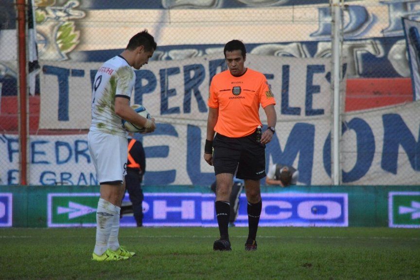 Caraglio, a punto de definir el último duelo entre Gimnasia y Vélez por copas nacionales.