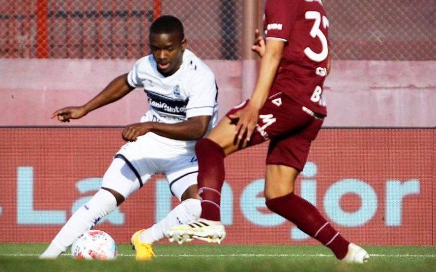 Carbonero en acción en Gimnasia frente a Lanús. Luego se iría expulsado.