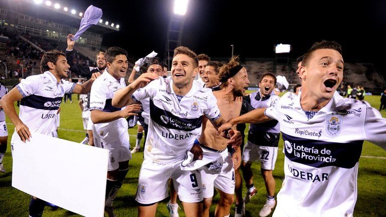 Gimnasia festejó en el último duelo copero con San Lorenzo.