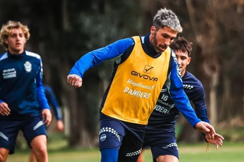 Lucas Castro en el entrenamiento de Gimnasia.