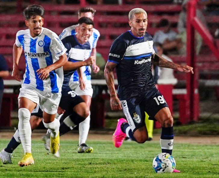 Lucas Castro en Gimnasia vs. Cerro Largo de Uruguay Lucas Castro en Gimnasia vs. Cerro Largo de Uruguay