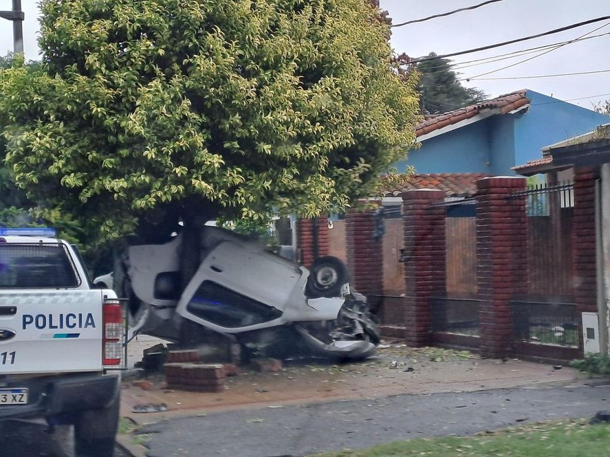 Así quedó el auto siniestrado en City Bell Así quedó el auto siniestrado en City Bell
