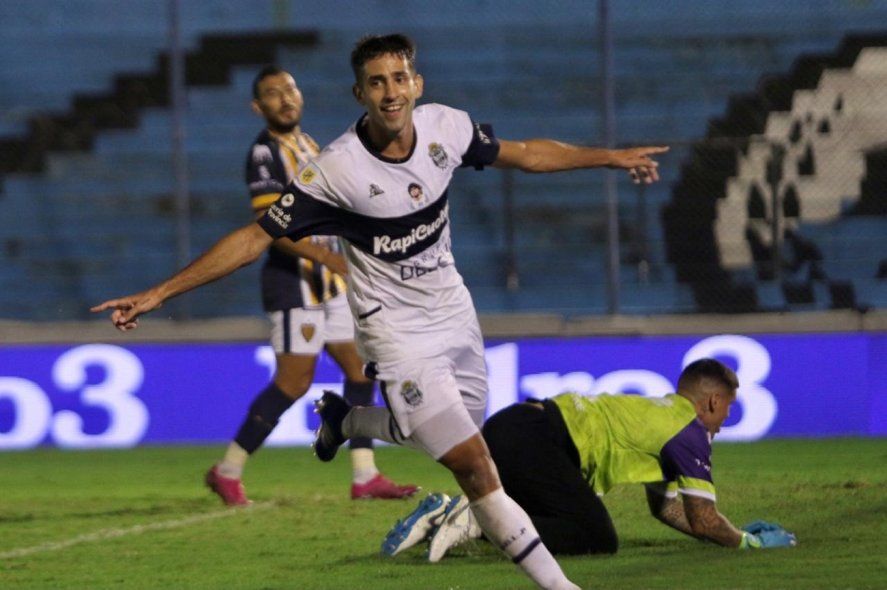 Emanuel Cecchini festejando su primer gol con la camiseta de Gimnasia