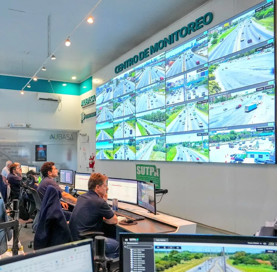 Martín Marinucci, flamante ministro de Transporte bonaerense, visita el centro de monitoreo que AUBASA tiene en el peaje de Hudson.