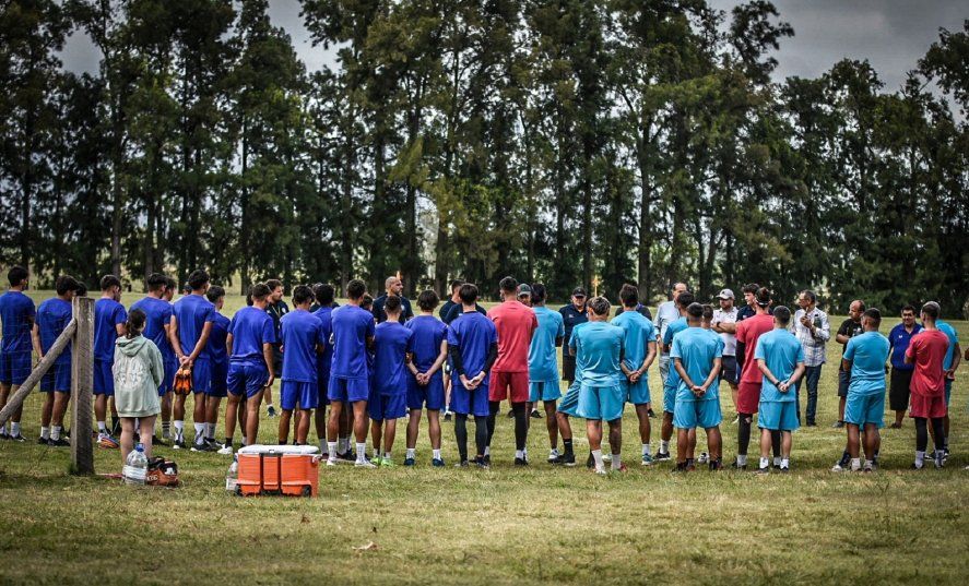 El plantel de Cerro Largo durante la pretemporada, primer rival de Gimnasia en el 2024 El plantel de Cerro Largo durante la pretemporada, primer rival de Gimnasia en el 2024