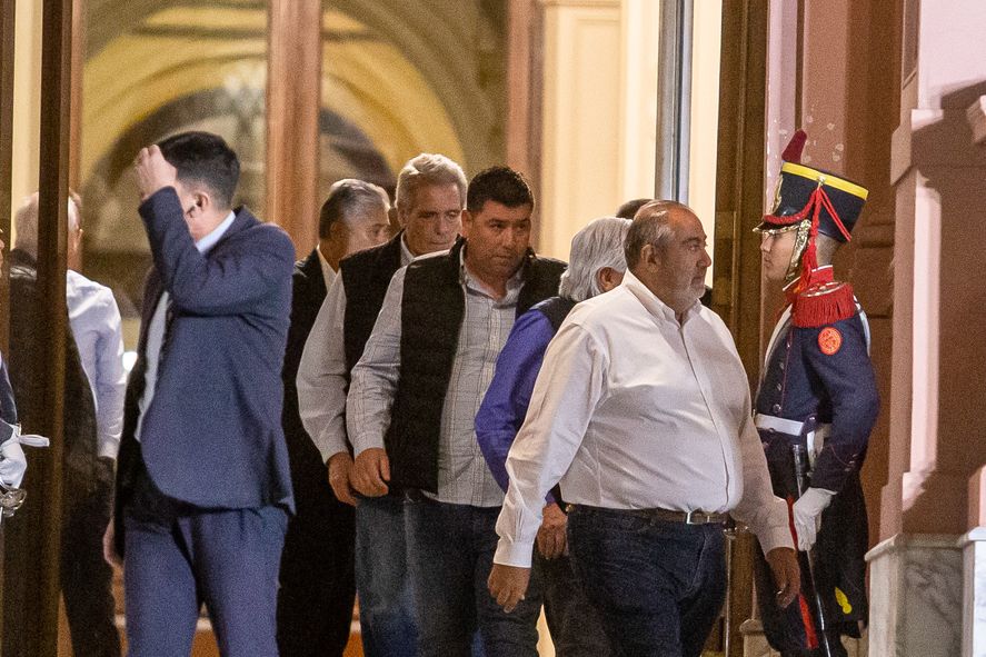 Los popes de la CGT saliendo de Casa Rosada tras la reunión con Posse y Francos.