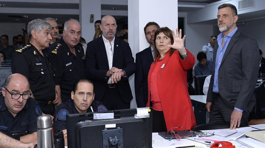 Diego Kravetz, a la derecha de Patricia Bullrich, supervisando un operativo antipiquetes en la Ciudad de Buenos Aires.