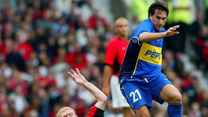 Chaco, el papá de Santiago Giménez, con la camiseta de Boca.