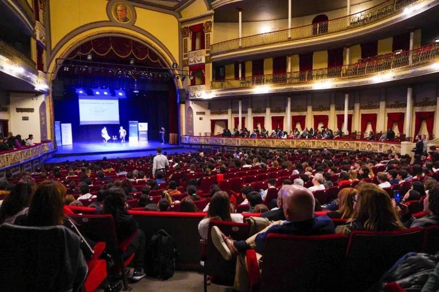 Cayetano contó su experiencia vinculada a la ludopatía en el Teatro Coliseo Podestá de La Plata.