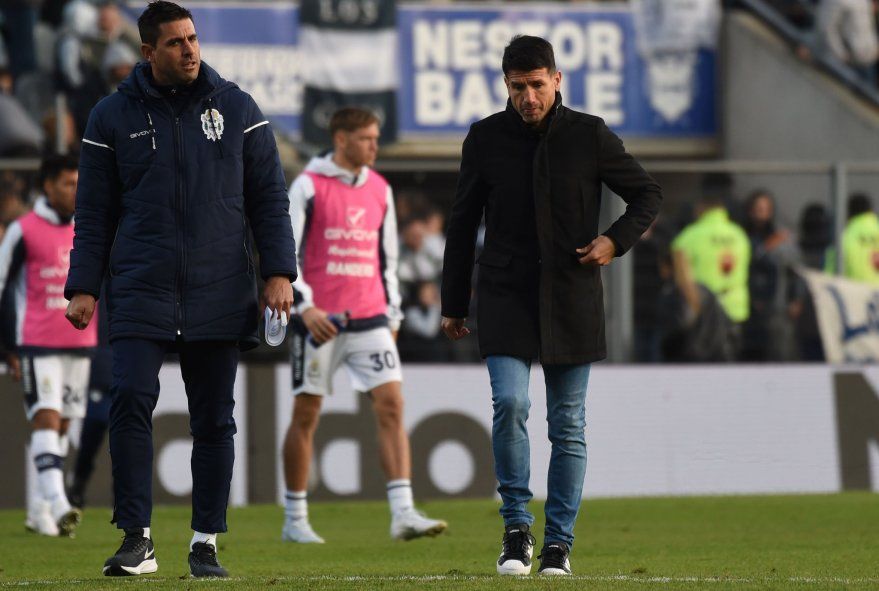 Sebastián Romero y la banca para con Franco Soldano. Gimnasia