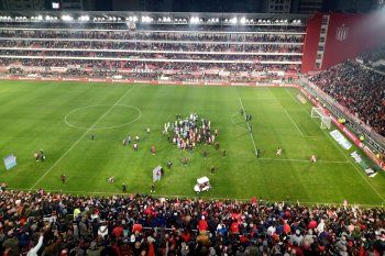 Clásico platense caliente en el final con cruce entre jugadores de Estudiantes y Gimnasia