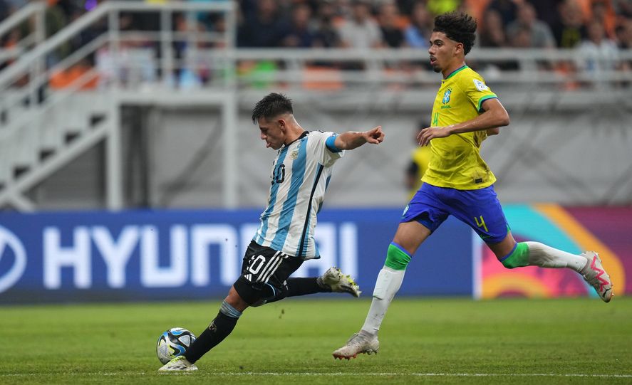 Claudio Echeverri, figura de Argentina frente a Brasil.