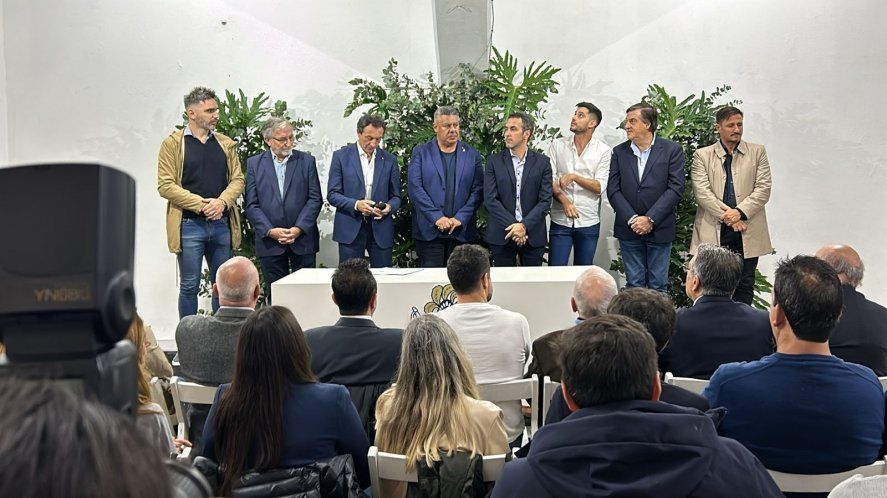 Claudio Tapia, presidente de la AFA, presente en el Centenario del Juan Carmelo Zerillo de Gimnasia