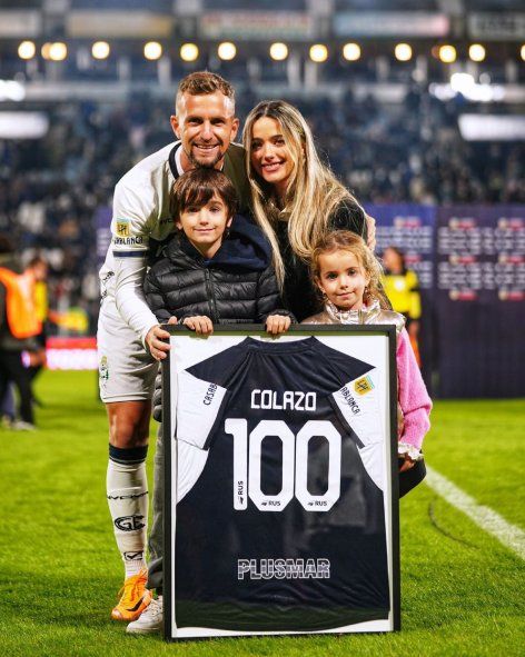 Nicolás Colazo junto a su familia en el día de su partido 100 Nicolás Colazo junto a su familia en el día de su partido 100