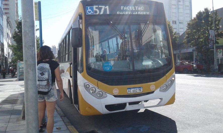 El ministro de Transporte sostuvo que los Municipios deben bajar la tarifa dado el desembolso en subsidios que hizo la Provincia. El ministro de Transporte sostuvo que los Municipios deben bajar la tarifa dado el desembolso en subsidios que hizo la Provincia.