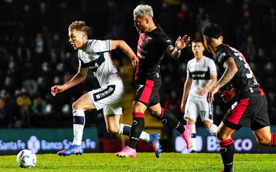 Alexis Steimbach en acción en Colón vs. Gimnasia por Copa de la Liga. (Foto: prensa GELP)