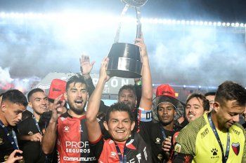 Pulga Rodríguez levantó la Copa 2021 de la Liga Profesional con Colón de Santa Fe