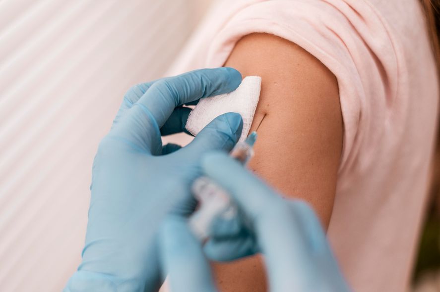 Por el aumento de casos de gripe, la infectóloga Analía Mykietiuk recomendó aplicarse la vacuna antigripal para evitar la propagación de la enfermedad. 
