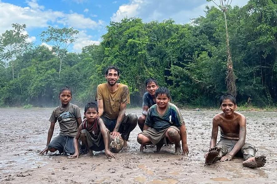 Juan Cominges jugando a la pelota con un grupo de niños en la selva de Perú. (Foto: Instagram @juanchicominges)