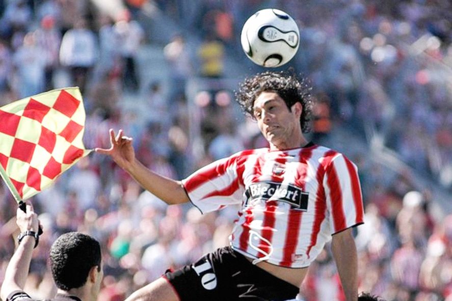 Juan Cominges con la camiseta N°10 de Estudiantes en el año 2006.
