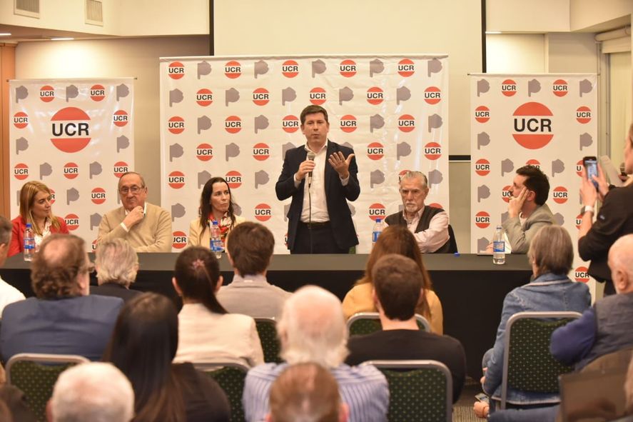 Con el guiño de Lousteau y Manes, se presentó la lista opositora que lidera Pablo Domenichini para disputar la conducción de la UCR bonaerense a Maximiliano Abad. Con el guiño de Lousteau y Manes, se presentó la lista opositora que lidera Pablo Domenichini para disputar la conducción de la UCR bonaerense a Maximiliano Abad.