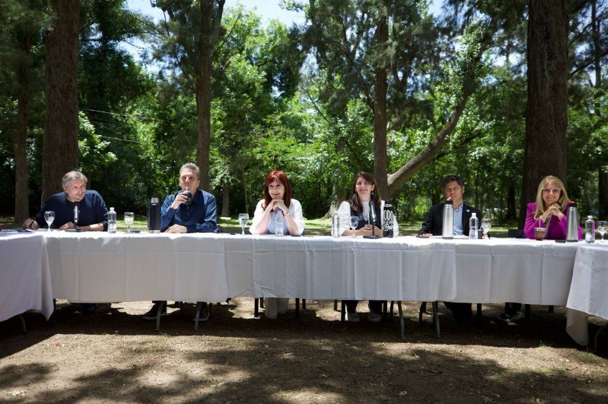 Comenzó la cumbre del PJ bonaerense con asistencia perfecta: Llegaron Cristina, Massa y Kicillof