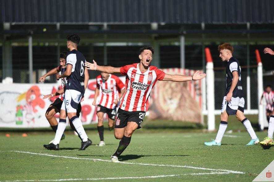 Lucas Cornejo festeja uno de sus goles a Gimnasia con la Reserva de Estudiantes. Lucas Cornejo festeja uno de sus goles a Gimnasia con la Reserva de Estudiantes.
