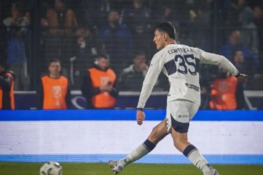 Juan Cruz Cortazzo con la camiseta de Gimnasia 