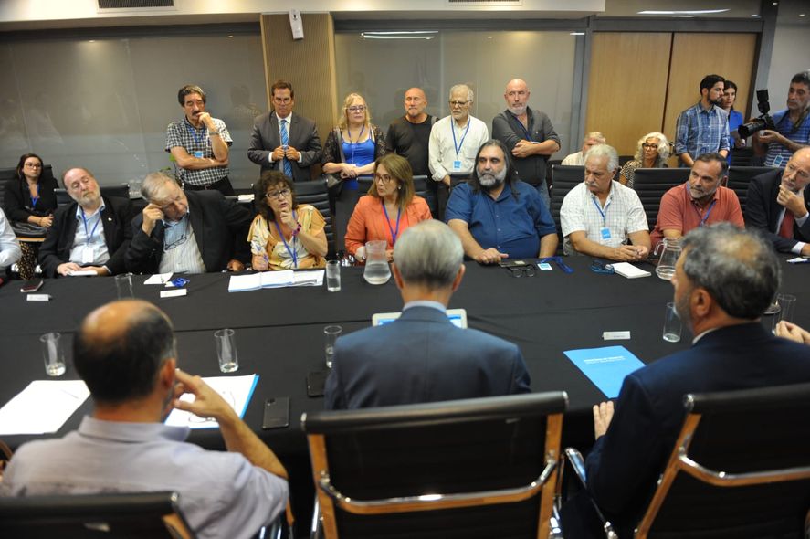 Los gremios rechazaron la oferta presentada por el gobierno en la paritaria nacional docente.