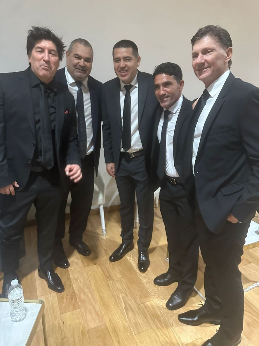 Cristante, el primero de la derecha, con Riquelme, Chilavert y Zambrano.