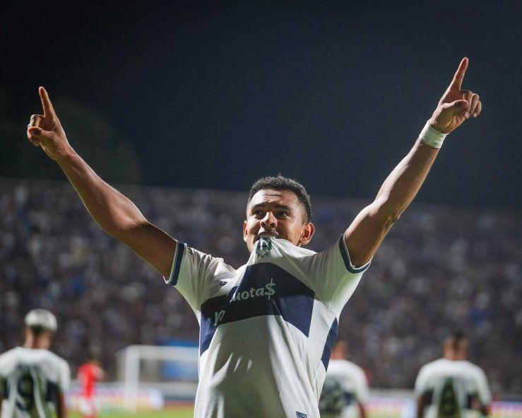 Cristian Colmán festeja el tercer gol de Gimnasia en el triunfo 3 a 1 ante Huracán en el Bosque Cristian Colmán festeja el tercer gol de Gimnasia en el triunfo 3 a 1 ante Huracán en el Bosque