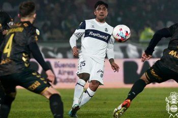 Cristian Tarragona en acción en la visita de Gimnasia a Platense.