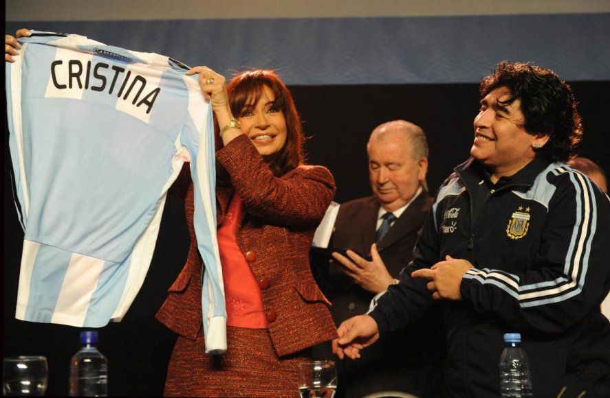 Cristina junto a Maradona, cuando el DT de Gimnasia dirigía a la Selección.