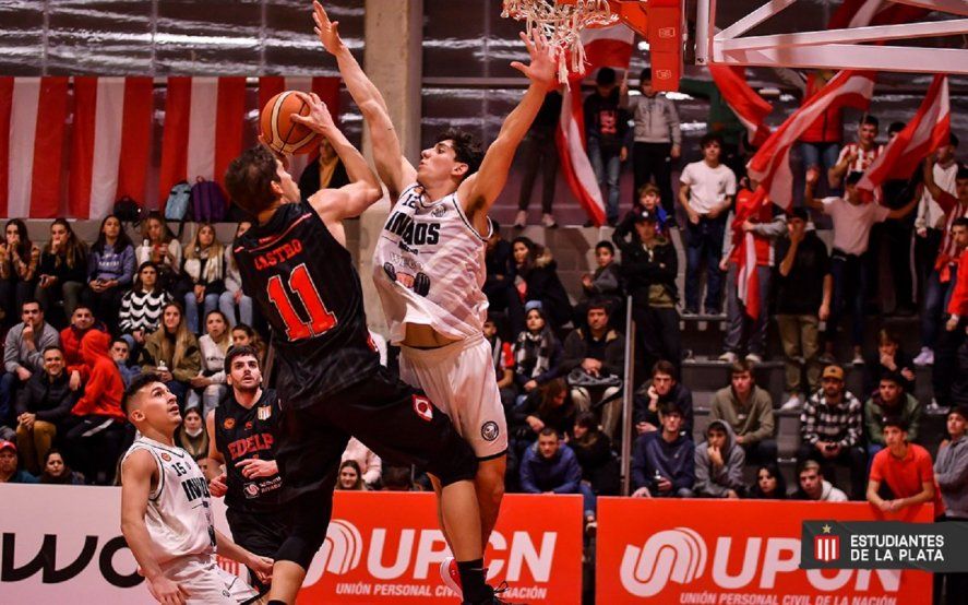 Michele Castro ataca el cesto. Se terminó el sueño de Estudiantes en la Liga Federal. Básquet