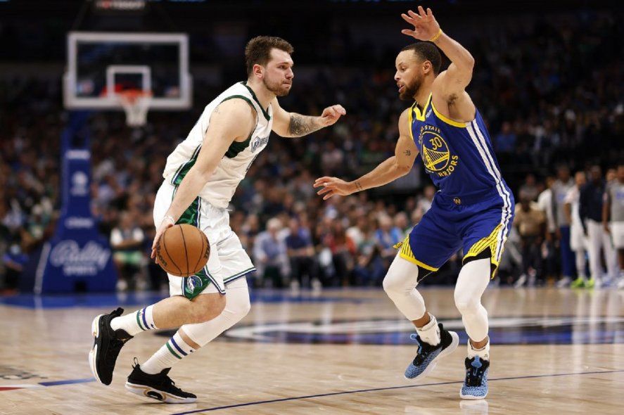 Doncic y Curry, un duelo que promete en los Playoffs del Oeste. Básquet NBA
