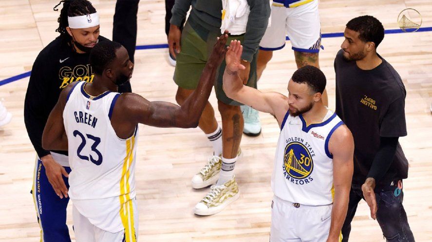 Green y Curry, en otro festejo de los Warriors en los playoffs de la NBA. Básquet